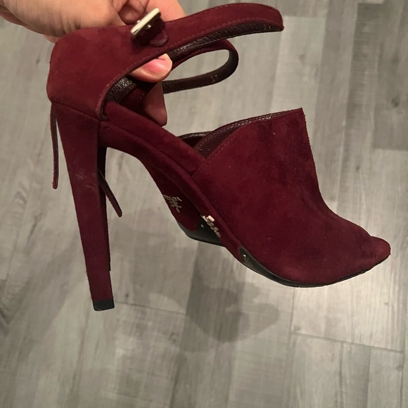 Like new Prada heels - Picture 3 of 4